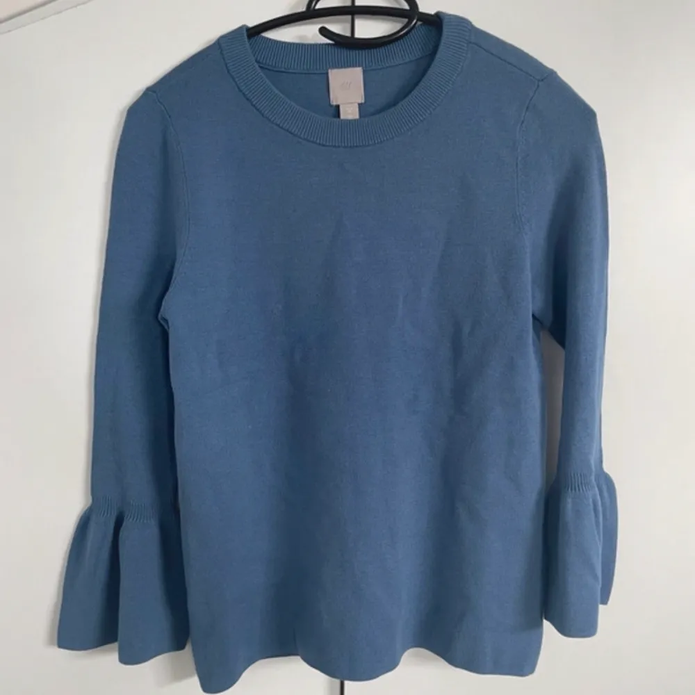 Fin royal blå tröja med speciella ärmar från hm.. Tröjor & Koftor.