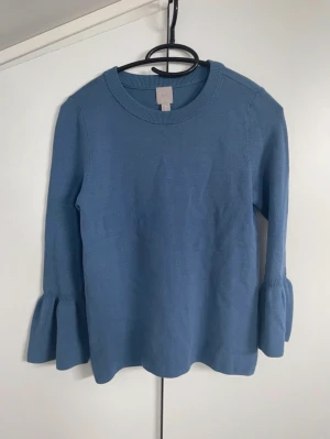 Royal blå tröja - Fin royal blå tröja med speciella ärmar från hm.