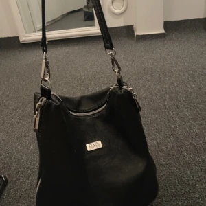 Fin axelväska - En fin axelväska, stockholm stil