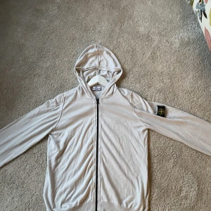 Stone island  - Säljer min nästan oanvända Stone island sip hoodie 100% äkta kan ksk leta fram kvitto. Vid frågor skriv bara storlek 170 passar lite störe 