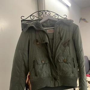 Grön jacka - Jätte fin jacka från only för mer bilder/information skriv privat