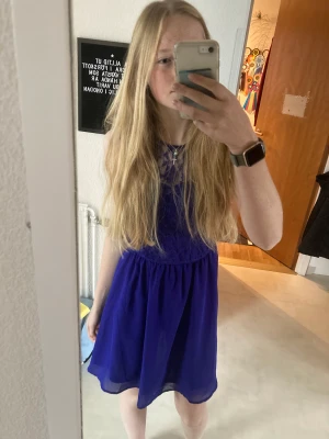 Festlig blå klänning - Stilren och snygg blå klänning med spets längst upp! Ej använd så mycket och i bra skick. I storlek 42 men passar mig som normalt har 38. 💙skriv vid frågor! 40+frakt! 