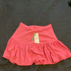 Säljer denna helt oanvända kjolen då den inte används, köpte för 300 ungefär o säljer nu för 60🤍 skriv för mer info🫶🏻