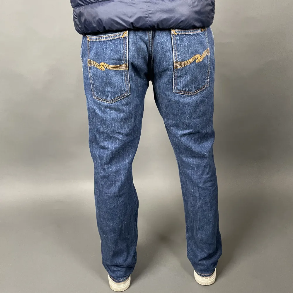 Förnya din garderob med ett par mörkblå Nudie jeans! Med sin djupa mörkblå färg ger det dig en elegant och mångsidi look som som är perfekta för alla tillfällen! Jeansen är väldigt stora i storleken och sitter som W32 L32. Jeans & Byxor.