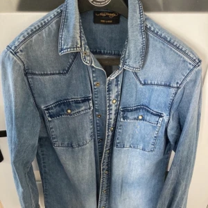 Ed Hardy denim jacka  - Ed Hardy denim jacka i nyskick! 