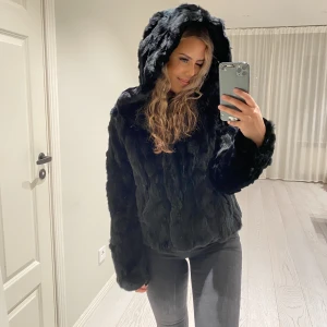 Pälskjacka - Helt ny pälsjacka i ÄKTA päls (kaninpäls) ifrån Hollies. Jackan har en stor mysig luva och värmer bra! Jackan är ganska nett ❤️