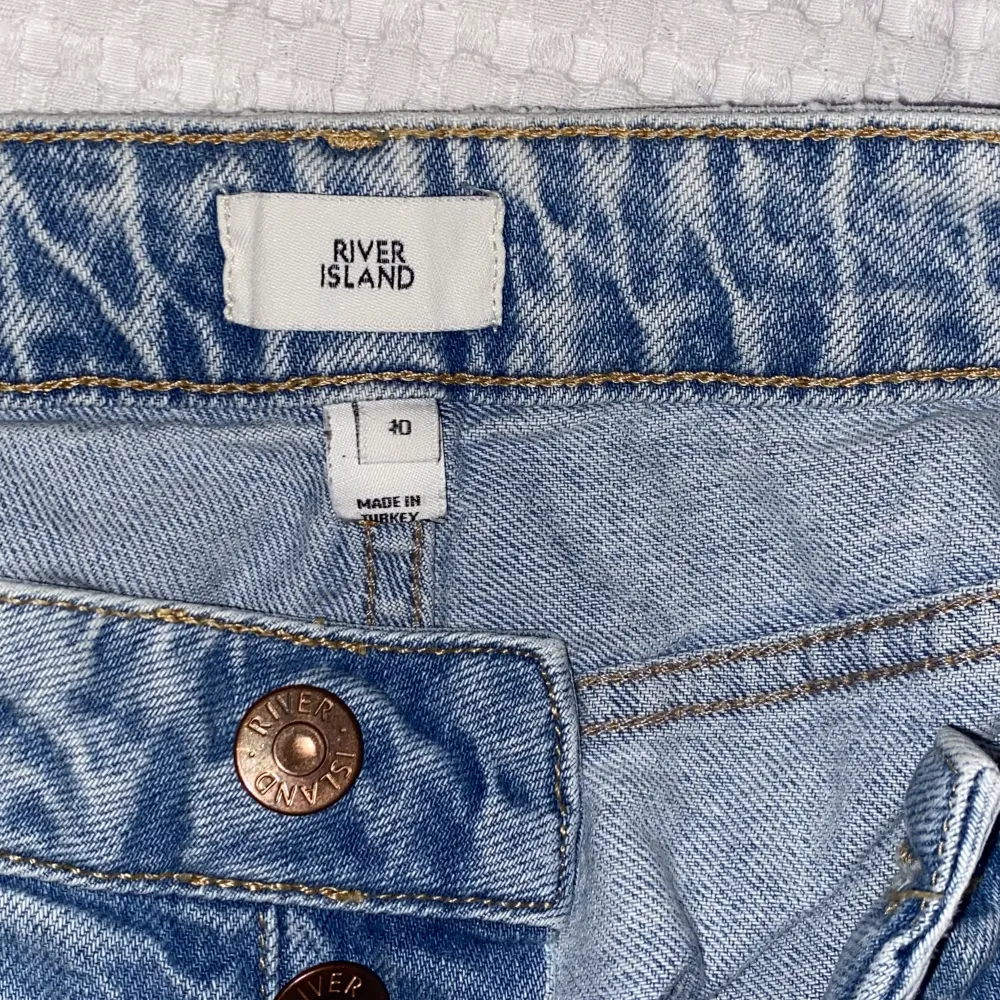 Ljusblå jeans från River Island i strl 40. Säljer då jag skulle behövt en mindre storlek. Bra skick!. Jeans & Byxor.