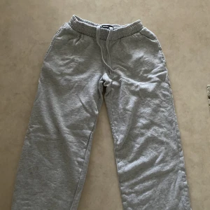 Gråa byxor - Raka gråa mjukisbyxor från Bikbok i st Xs. Sitter jätte snyggt men säljer de pga att de kommer lite över hälen på mig som 173 cm. Nypris 399kr, säljer för 200kr. Använda en gång bara. 
