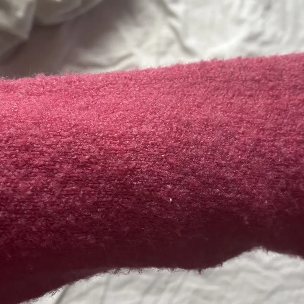 En mjuk och croppad rosa stickad tröja som är använd fåtal gånger💕. Stickat.