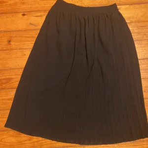 Plisserad kjol - Plisserad kjol fint skick