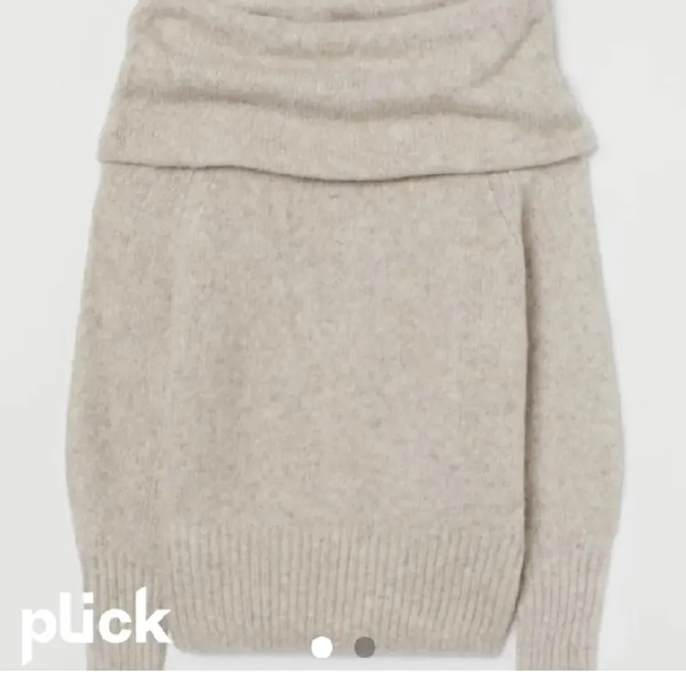 Säljer denna oanvända off shoulder tröjan från hm! Stickad o varm till vintern 💗. Stickat.