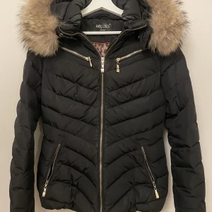 Hollies Jacka - Dunjacka i väldigt bra skick.  Kort modell. 