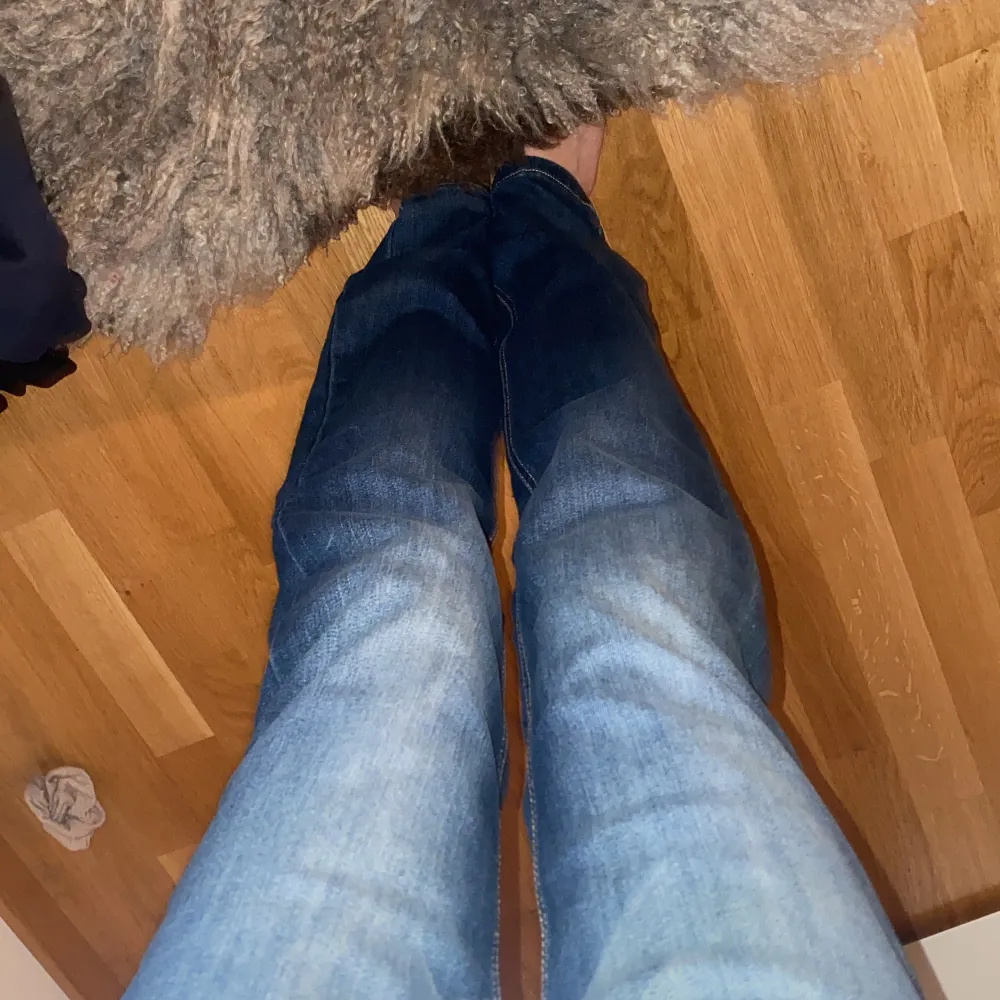JÄTTE fina jeans med coola bakfickor aldrig använt då de är förstora❤️🥰 kontakta mig för midjemåttet ❤️. Jeans & Byxor.