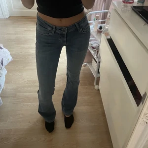 Lågmidjade jeans - Inga defekter, som nya. Jag är 170 och de sitter bra i längden på mig. Använd gärna köp nu:) 
