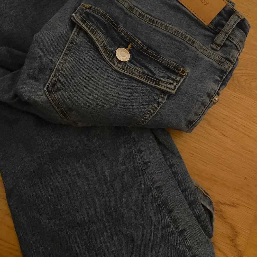 Ett par super fina jeans med knapp fickor! Super populära! Säljer pga att jag inte använder. Använda få gånger. . Jeans & Byxor.