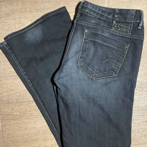 G-star jeans - G-star jeans som är köpta på Zalando second hand. Dom är tyvärr för stora på mig och därför har jag lagt in resårband på insidan men går att ta bort. Mått: innebenslängd 82cm,midja tvärs över ca 45cm💞 Har små fläckar men inget som syns💞 Prislapp är kvar
