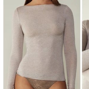 Kashmir tröja  - Säljer min Kashmir tröja från Intimissmi. Färgen är beige och den är genomskinlig. Skit snygg och jätte bekväm. Den är hyfsat ny och använd ett par gånger men är som ny. Anledningen till att säljer den är för att jag har allt för många av de tröjorna.