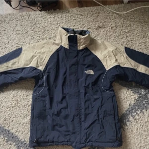 The North Face jacka - Fungerade inte att ta bort bakgrunden på denna 😬. En riktigt snygg TNF jacka, min personliga favorit. Storlek M, läs tagen (barn). Inga defekter. Nice passform med lite kortare armar. Dm för frågor och intresse. Läs min bio