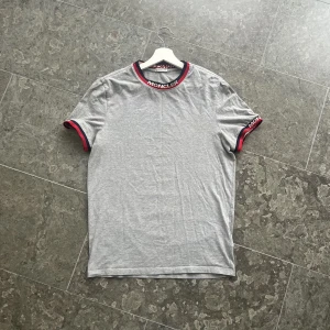 Moncler t-shirt - Säljer denna moncler t-shirt! Storlek S. Skick kr/10, finns en liten fläck på bakre axel, annars fint skick. Bara att skicka meddelande om ni har några frågor osv!