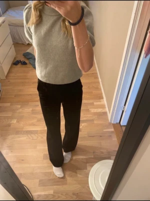 Kostymbyxor  - Svarta mid waist kostymbyxor i stl xxs som ör i väldigt bra skick, använder ej och är endast använda ett fåtal gånger😍  (Köpare står för frakt)