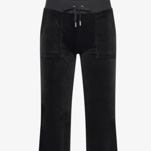 Juicy Coutore byxor  - Säljer ett par svarta Juicy Coutore byxor eftersom dom inte kommer till användning🥰de är använda några fåtal gånger och byxorna är i bra skick, i storlek xs💕 