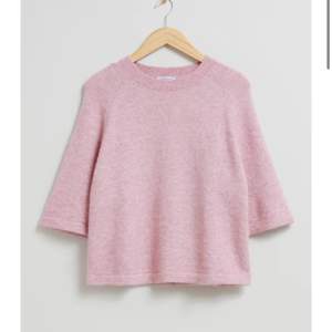Super populär stickad trekvartsärmad tröja ifrån & other stories i en super fin rosa färg💓