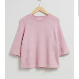 Super populär stickad trekvartsärmad tröja ifrån & other stories i en super fin rosa färg💓