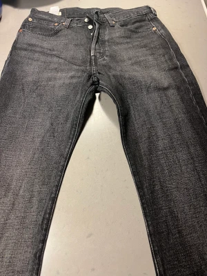 Levis jeans 501 - Säljer nu dessa 501 Levis Jeans helt i nyskick. Köptes men fick inte användning för dom så därför säljer jag dom nu. Pris kan diskuteras vid snabb affär, Hör av er vid frågor! 