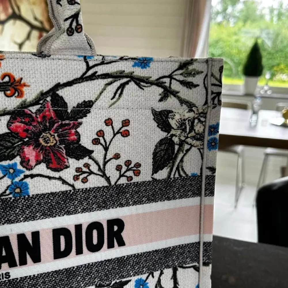 Säljer min A-kopia Christian Dior book tote. Skriv om du vill ha mer bilder.. Väskor.