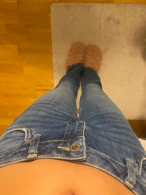 Mina blå jeans  - Säljer mina blåa jeans i väldigt bra skick säljer för att det inte passar min kroppsform 