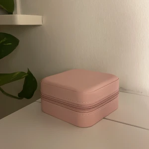 Smyckeskrin - Smyckeskrin som är perfelt till att ha i sitt rum och till att ha med på en resa, köpt på åhlens 💗 Nypris 200kr 
