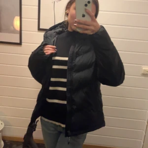 Mysig svart vinter jacka💞 - säljer denna skit snygga varma vinter jacka för att jag fått en ny! Den är i supee bra skick och den har verkligen varit så bra och skön på vintern - Jag är 162 men passar kortare och längre med!