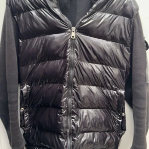 Skit fet moncler cardigan - Kvitto finns!! En fet moncler cardigan som är en  gammal modell och därav tyvärr saknar scannern på armen.. Mindre skada på jackan men bra skick allmänt. Tyvärr saknar den luva då jag inte fick med den