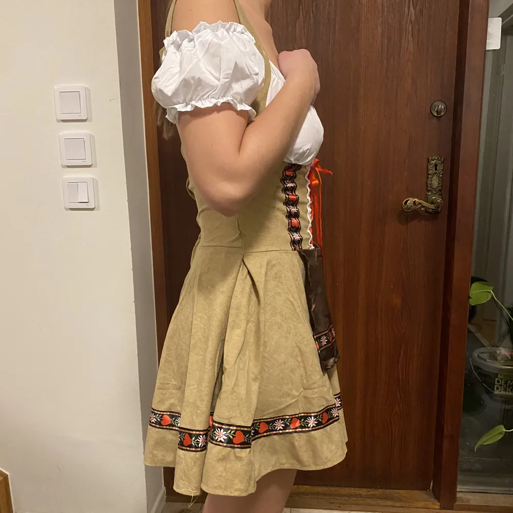 Oktoberfest klänning använd en gång! Midjemått 60 cm. Klänningar.