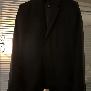 Svart kavaj - Kavajen är i god skick. Regular fit.