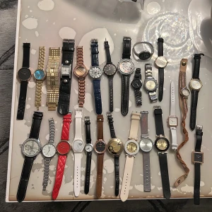 Klockor - Skriv gärna om intresserad i en eller flera av klockorna. Obs många av klockorna har ingen batteri.