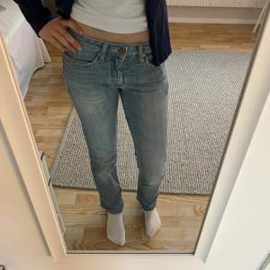 Lågmidjade ljusblåa jeans från Acne studios. Sparsamt använda och i bra skick. Storlek XS/XXS. På gränsen till för korta på mig som är 169cm  Hör av dig vid frågor!💕