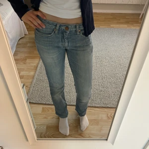 Lågmidjade Acne jeans - Lågmidjade ljusblåa jeans från Acne studios. Sparsamt använda och i bra skick. Storlek XS/XXS. På gränsen till för korta på mig som är 169cm  Hör av dig vid frågor!💕