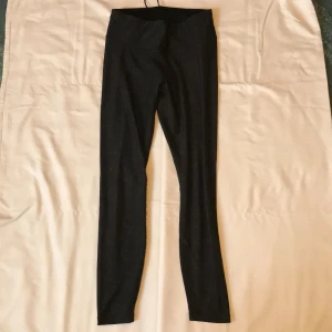 Mörka leggings - - Plagg: Leggings  - Mönster: moirémönster - Färg: Mörk grön/grå  - Storlek: S - Märke: SOC - Skick: Bra - Egenskaper: Knutbar i midjan, träningsmaterial, träningsmönster, högmidjade Kontakta mig gärna vid frågor 💕 