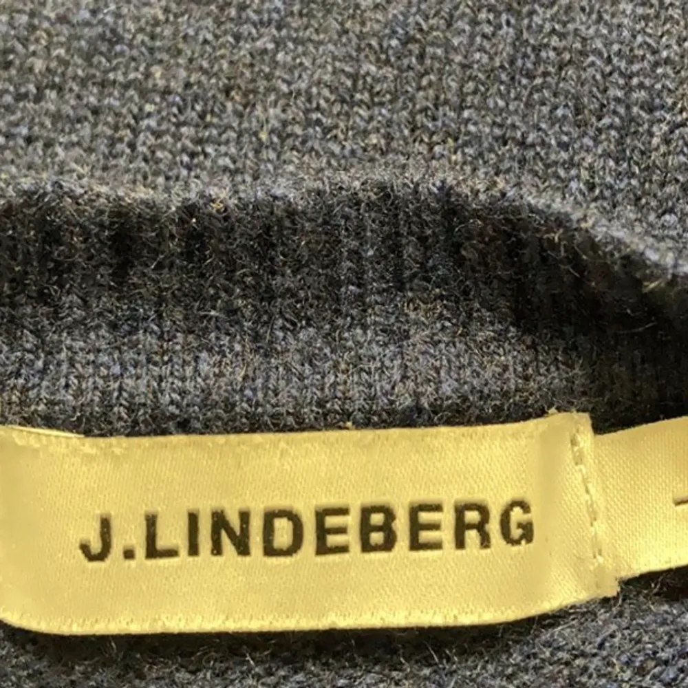 Riktigt snygg J.Lindeberg tröja i storlek L. 70% merinoull och 30% kashmir. Använd men fortfarande fint skick.. Tröjor & Koftor.