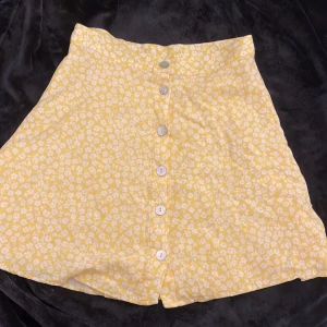 Söt liten kjol - Läs bio! Söt lite kortare gul kjol med vita blommor❤️ Kan inte ta bild på då den är för liten för mig❤️