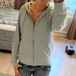 Blå sweatshirt med dragkedja - Blå kofta i storlek S från Uniqlo. Fint skick. Skulle säga att bild 2 och 3 beskriver färgen bäst. Fri frakt! Använd gärna köp nu!