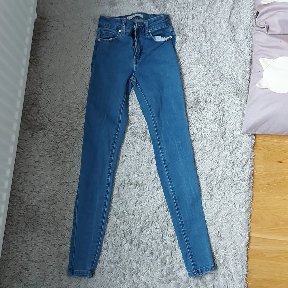 Hej! Jag har ett par skinny primark jeans som jag vill sälja. De är high waist och skinny. Jag är typ 168 cm lång och de passar mig. Kontakta mig för måtten. Jeans & Byxor.