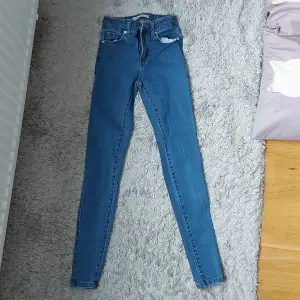 Hej! Jag har ett par skinny primark jeans som jag vill sälja. De är high waist och skinny. Jag är typ 168 cm lång och de passar mig. Kontakta mig för måtten