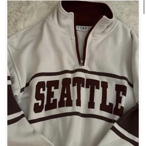 Hoodie från Stay - Hoodie med dragkedja upptill. Storlek xs. Vinröd/vit. Tryck framtill. Inga fickor