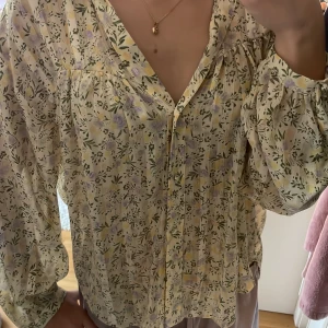 ZARA BLUS - Säljer denna söta blus från zara, endast använd 1 gång. 