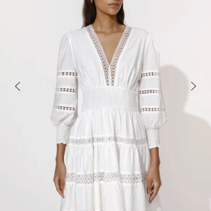 By Malina Inez Miniklänning - Vit Inez klänning med broderier från By Malina. Endast använd en gång och köpt i somras! Passar perfekt för student eller liknande💓Ursprungligt pris ca 2500kr