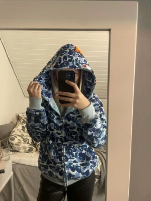 Bape hoddie  - Säljer denna bape hoddie storlek S-M i bra skick