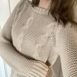 stickad tröja - Söt stickad tröja i jättefint skick, knappt använd. Märket är Espirit i storlek L, men passar även som M. Köps via köp nu <3