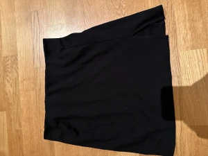 Svart kjol - Svart kjol med resår i midjan och en slit på vänster sida